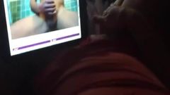 Un couple se masturbe en regardant une de mes videos