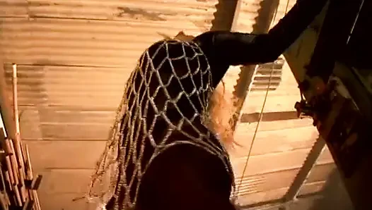 Gadis cantik mengambil kontol besar di garasi kotor