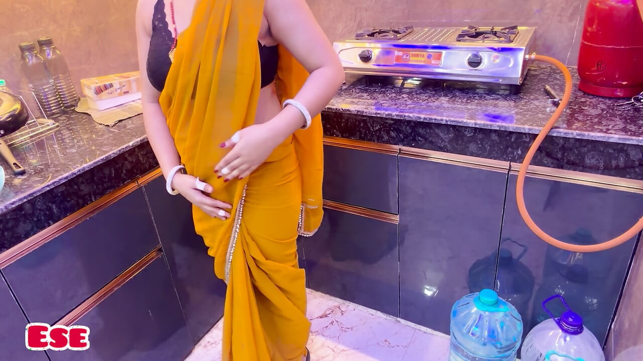 在廚房裡和老婆搞淘氣，站立姿勢操她