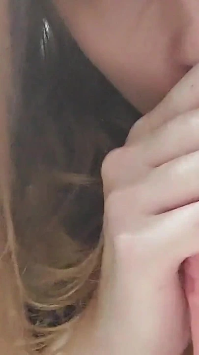 来自“美丽金发女郎的口交打手枪”的情感时刻