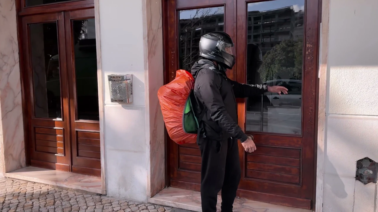 Yemek teslimi adam prezervatifsiz trans sikiyor - 02