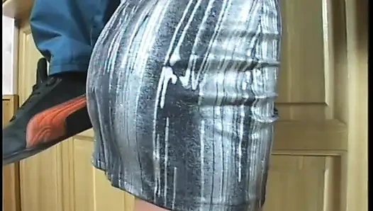 Tante sange ini nyepong kontol dan ngentot kontol besar di sofa sebelum dicrot di dalam