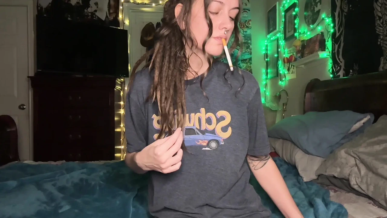 吸烟恋物癖手淫滴湿的毛茸茸的阴户