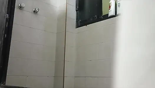 Rekaman ponselku di toilet rumah ibu tiriku