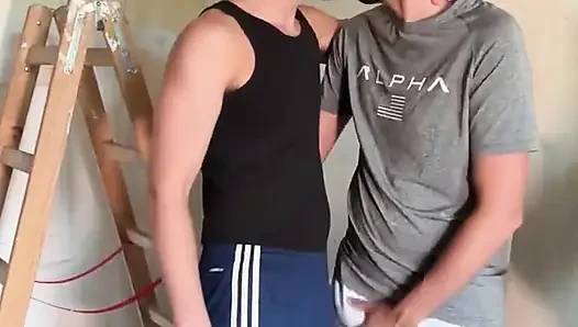 Baba, büyük poposu olan bir twink'i sertçe sevişiyor