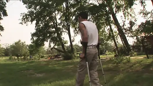 Amputierte typ fickt ihre freundin im freien