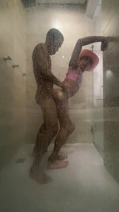 FEMBOY GETS FUCKED BY A STRANGER IN THE BATHROOM OF THE HOTEL WHERE SHE IS ON VACATION WITH HER FAMILY