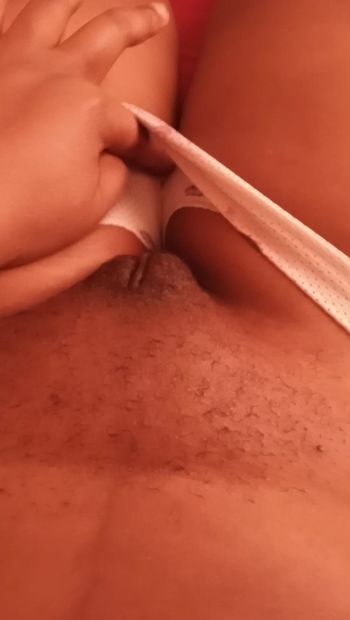 Masturbándose mojado coño