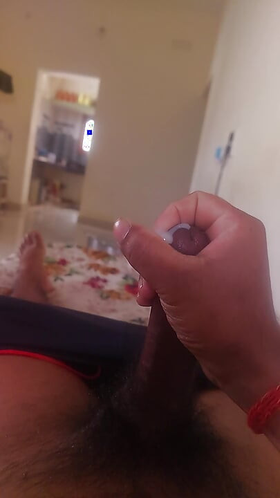 Bahut Sundar Gril Rahati  Hai Mere Parosh Me Aaj Ham Use Dekha O Kapara Dho Rahi Thi . Or Hame  bahut  Achhi lagi