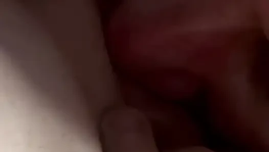 Boşalana kadar yalıyor. Sonunda, hızlıca tatmaları için püskürtmeye izin verdim