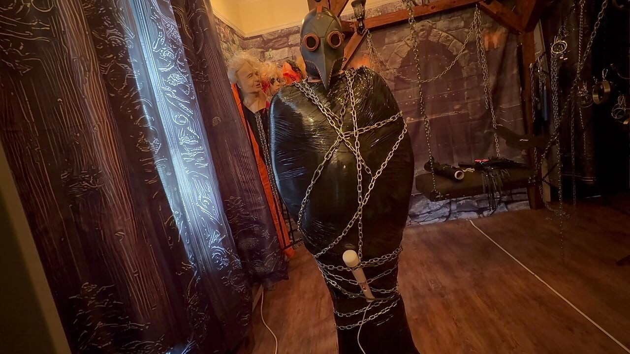1. dio: - Domina Satana & Bag Man palete omotavaju i povezuju.