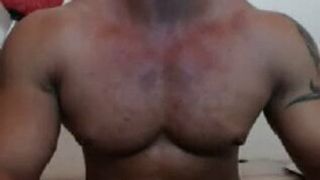Bodybuilder si flette e mangia il suo sperma in webcam