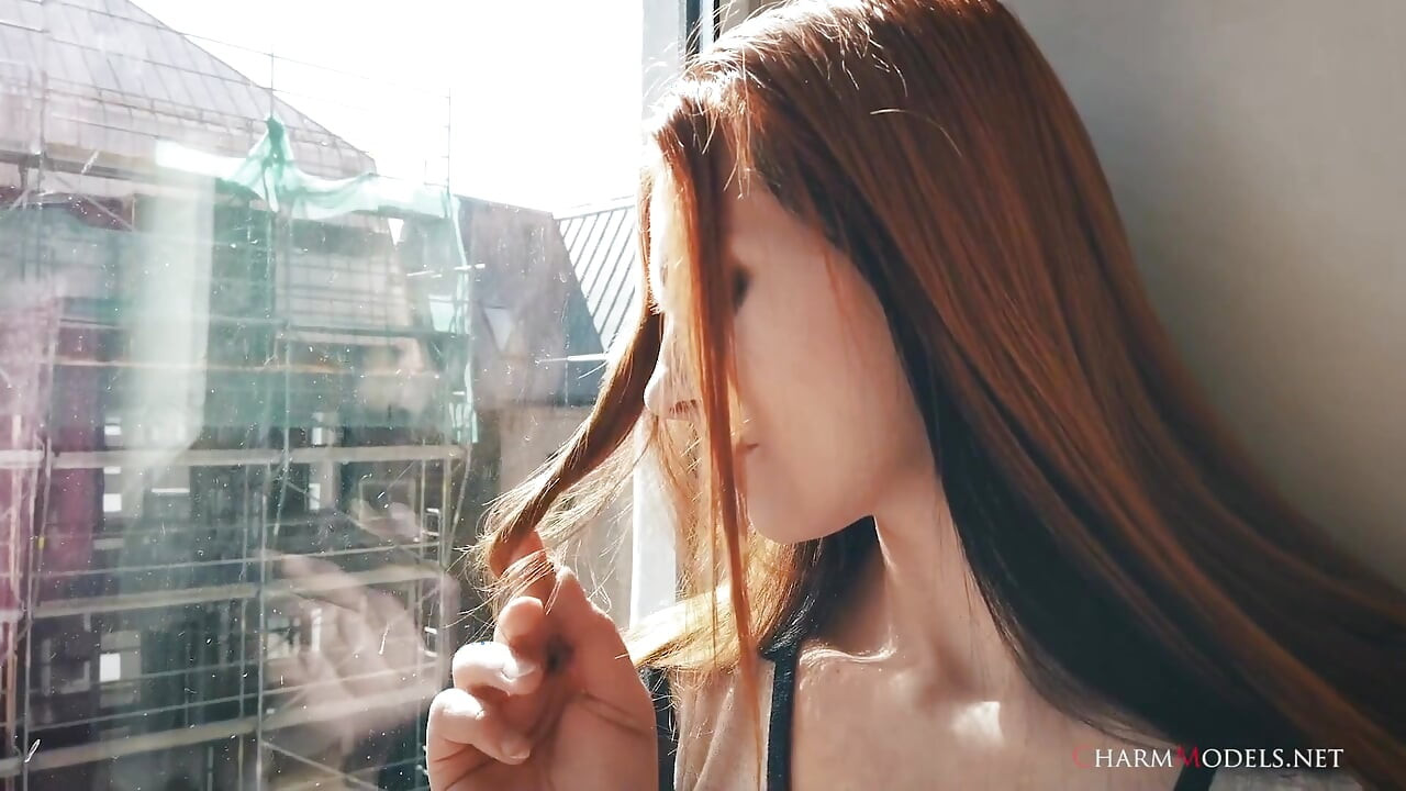 Lea in zonnige roodharige babe bij het raam