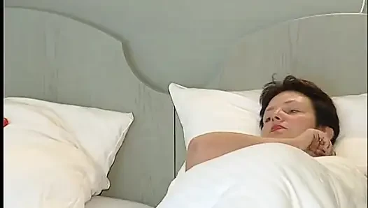 Thick mature masturbates in motel