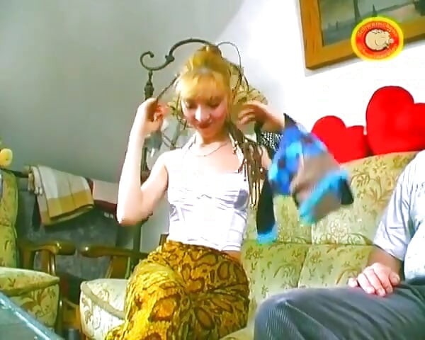 Ona je jedinstvena njemačka tinejdžerka koja je obrijala pičku i jebala