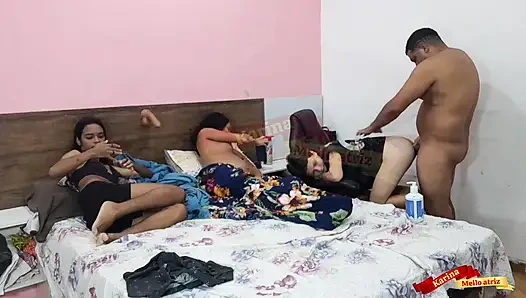 Aku menempatkan salah satu teman istriku untuk mengisap dan lain untuk memberikan pantat