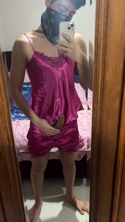 Femboy bemutatja a hálóingét