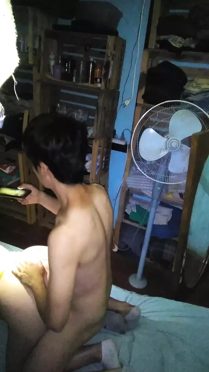 我们用她的黄色丁字裤站立，我用手机录制