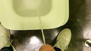 Pinkeln und kommen auf einer öffentlichen Toilette