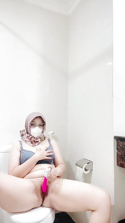 Hijab tobrut playing in the bathroom