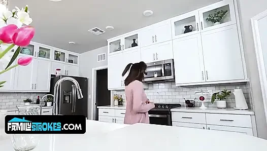 İri göğüslü esmer üvey kız kardeş Vanessa Moon azgın üvey kardeşin yüzüne boşalıyor