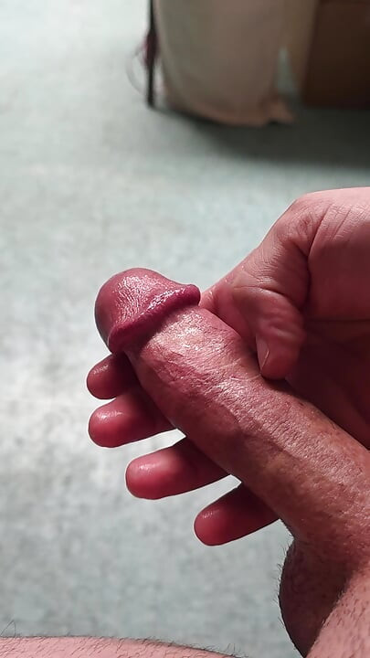 Acariciando lentamente meu pau