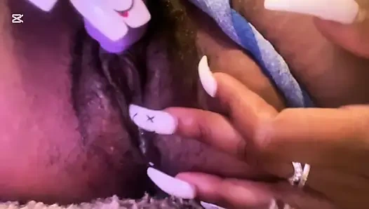 Bir lezbiyen üvey erkek kardeşi için mastürbasyon yapıyor