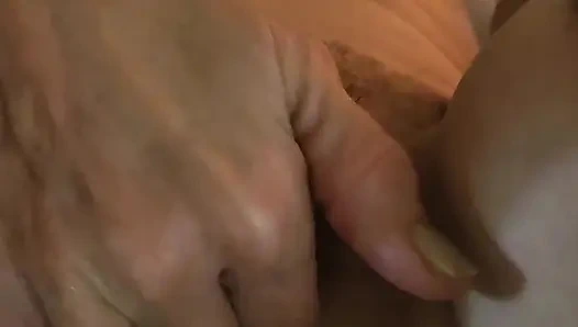 Goode Kız Islak Amcığını Nasıl Parmakladiğini Gösterirken 31 Talimatı Veriyor