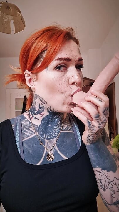 Obciąganie na realistycznym dildo