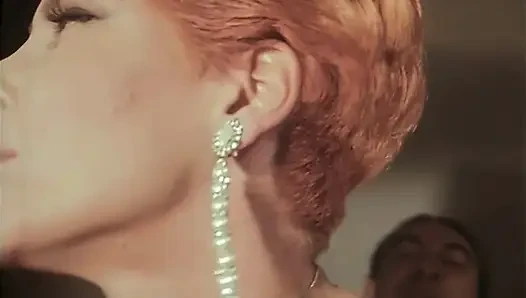 Mimar Masada Milly'yi Seviştiriyor