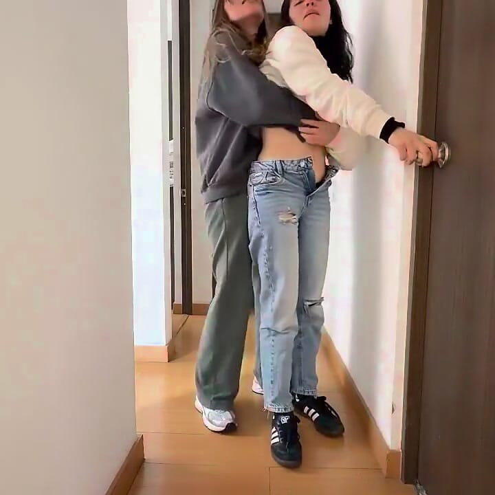 Giữa tôi và bạn tôi nóng bỏng biết bao