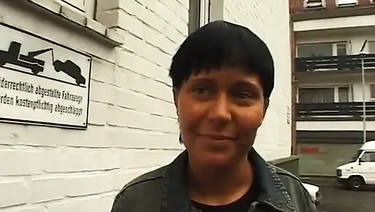 Esmer sürtük harika bir sakso çekmeden önce mastürbasyon yapıyor