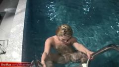 Wunderschönes T-Schätzchen neckt ihre Titten und schwimmt nackt im Pool