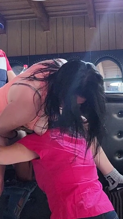 의붓여동생에게 키스하는 아내를 붙잡고 내 자지를 빨고 보지를 핥게 만든 마누라"