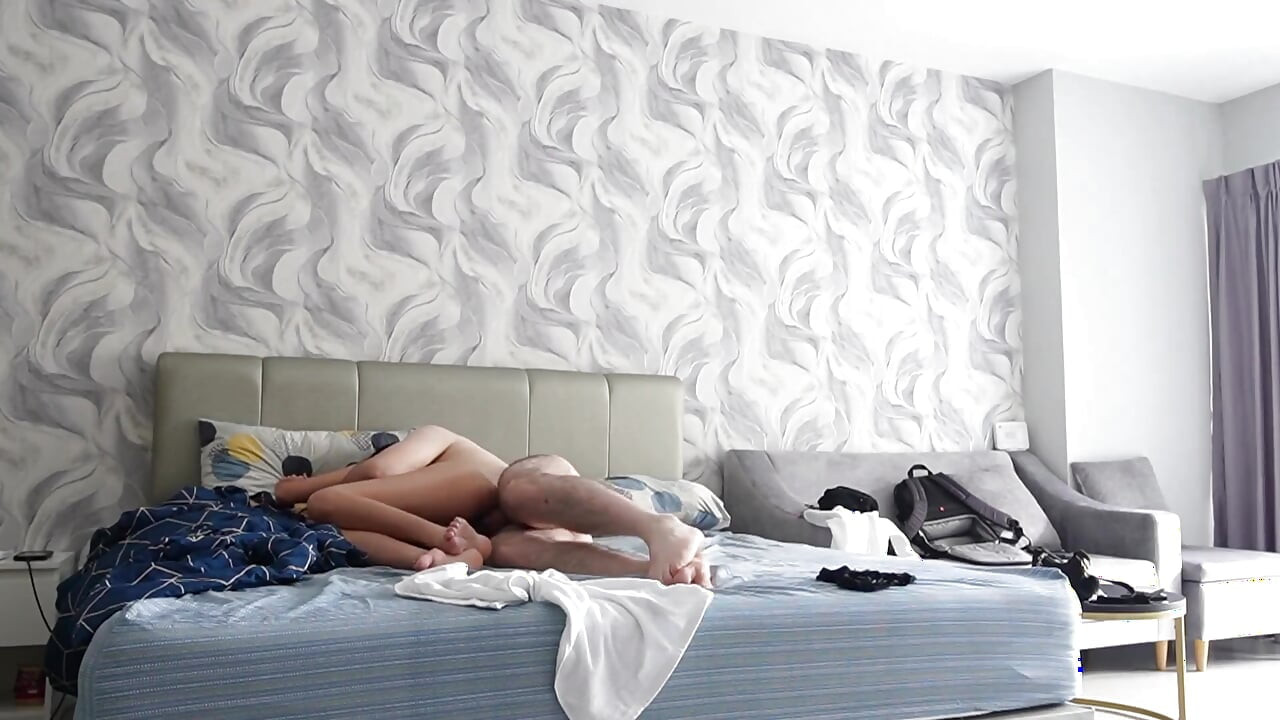 Aku crot di dalam memek cewek jalang kurus ini