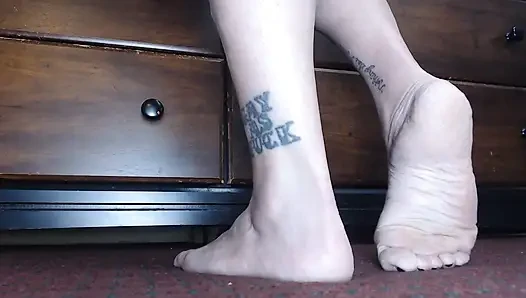Tip toe toe pointing high arch feet