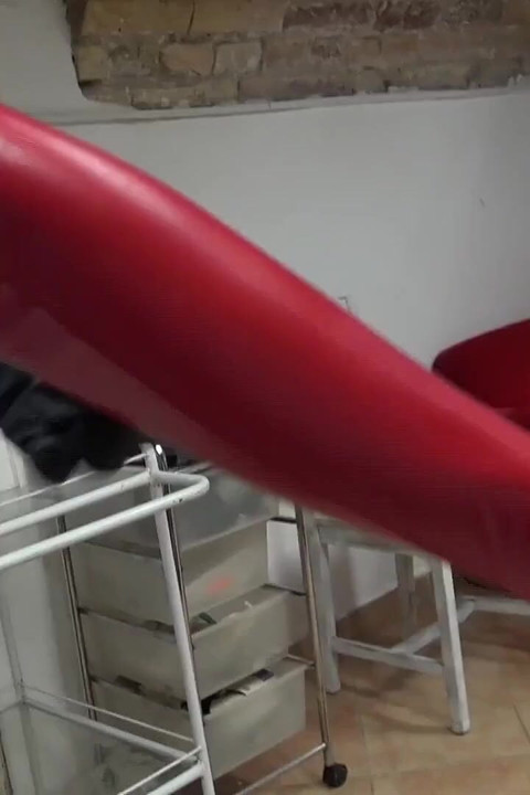 Süper büyük memeli orta yaşlı seksi kadın kölelerinin götüne her şeyi dolduruyor