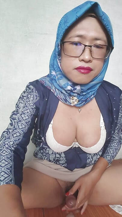 Super süße hijab-transe mitha Zhe spielt mit einem großen dildo