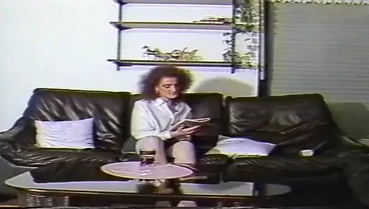 Video jadul cewek hot rambut cokelat lagi asik di-fingering dan dijilat sampai orgasme di sofa