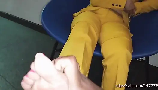 Желтые потные грязные подошвы после вечеринки