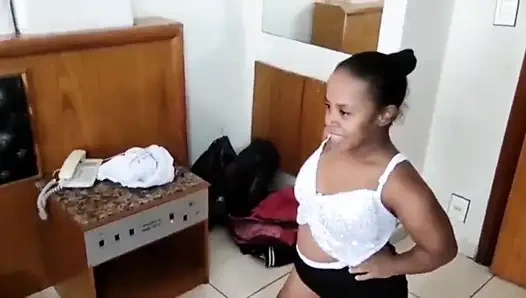 Jbs Dwarf dibuat untuk menunjukkan pantatnya kepada ayah tiri