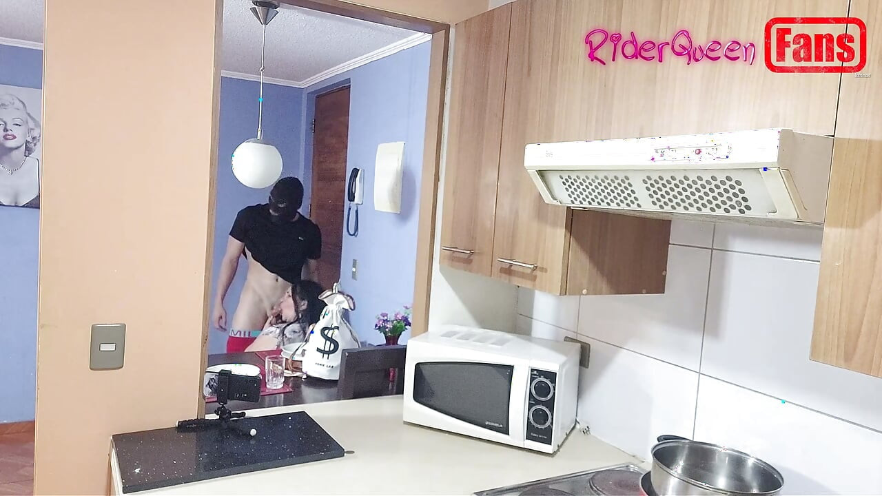 Videa pro fanoušky: Maskovaný mladý muž mě šuká v kuchyni