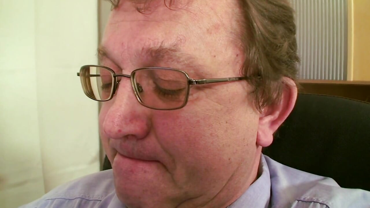 Remaja memperbaiki nilai-nilainya dengan bercinta dengan kepala sekolah