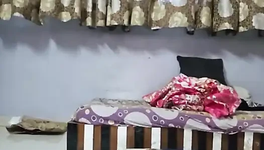 Genç Hintli karım amında ve götünde canlı salatalık gösteriyor ve seninle sikişmek istiyor