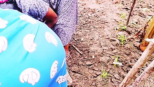 Hintli Villege üçlü grup seks. Köy oluşturan hizmetçi kız kardeşler arazi sahibini sikiyor. Telugu edepsizce konuşuyor.