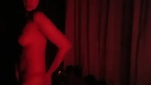 Seni düşünerek kendime dokunuyorum