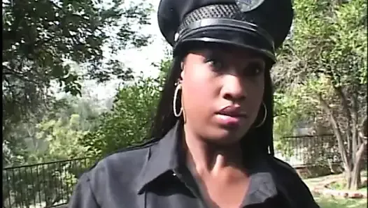 Seksowna czarna dziwka ubrana jak policjant zostaje zerżnięta w cipkę