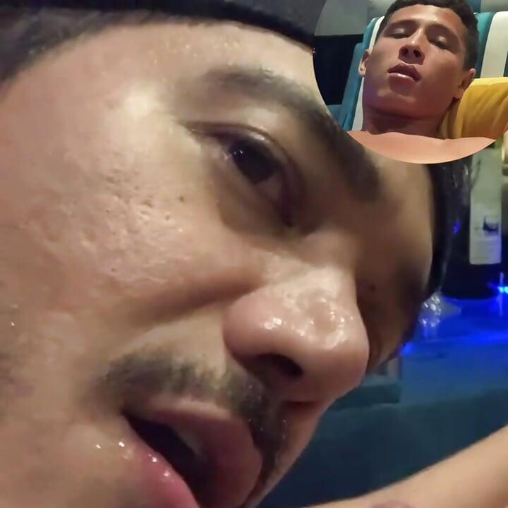 The young man hesitated at first but gave in to the end with a tremendous blowjob!