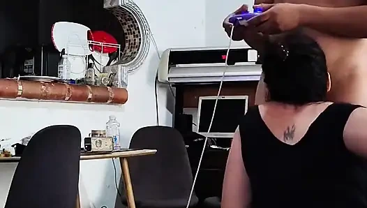 В видеоигры приходит зрелый для секса и жёсткого секса в четырёх обвисших и огромных сиськах