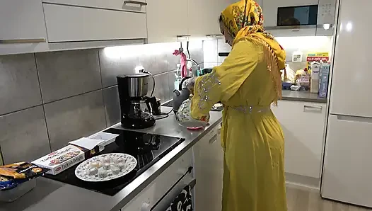 Seorang ibu tiri Arab dengan pantat besar bercinta dengan menantu laki-lakinya yang pemalu